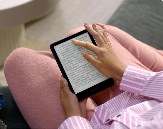 Електронна книга eBook Kindle Paperwhite Signature Edition 2024, 12 генерация, 7" (17.78 cm), 32GB, Wi-Fi/Bluetooth, IPX8, metalilic rasberry