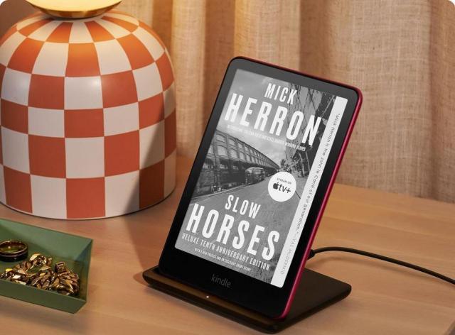 Електронна книга eBook Kindle Paperwhite Signature Edition 2024, 12 генерация, 7" (17.78 cm), 32GB, Wi-Fi/Bluetooth, IPX8, metalilic rasberry