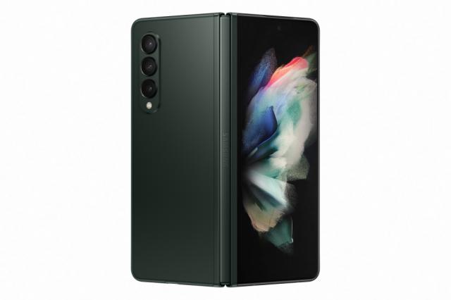 Мобилен телефон Samsung SM-F926 GALAXY Fold 3 5G 256 GB, Octa-Core (1x2.84 GHz, 3x2.42 GHz, 4x1.8 GHz), 12 GB RAM, 6.7" 1080x2640 120 Hz Dynamic AMOLED, HDR10+, 12.0 MP + 12.0 MP + 12.0 MP + 4.0 MP Selfie, 4400 mAh, Dual SIM, Phantom Green