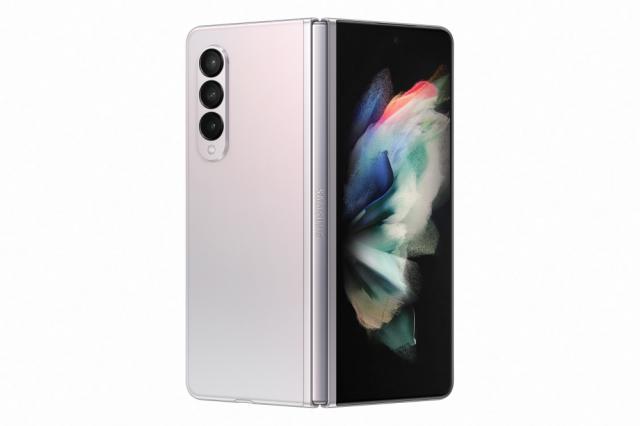 Мобилен телефон Samsung SM-F926 GALAXY Fold 3 5G 256 GB, Octa-Core (1x2.84 GHz, 3x2.42 GHz, 4x1.8 GHz), 12 GB RAM, 6.7" 1080x2640 120 Hz Dynamic AMOLED, HDR10+, 12.0 MP + 12.0 MP + 12.0 MP + 4.0 MP Selfie, 4400 mAh, Dual SIM, Phantom Silver