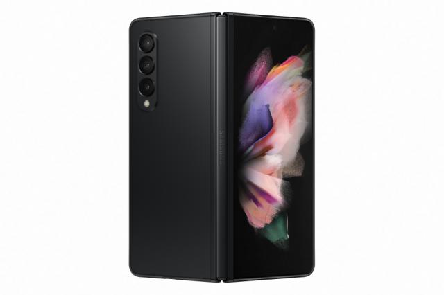 Мобилен телефон Samsung SM-F926 GALAXY Fold 3 5G 512 GB, Octa-Core (1x2.84 GHz, 3x2.42 GHz, 4x1.8 GHz), 12 GB RAM, 6.7" 1080x2640 120 Hz Dynamic AMOLED, HDR10+, 12.0 MP + 12.0 MP + 12.0 MP + 4.0 MP Selfie, 4400 mAh, Dual SIM, Phantom Black