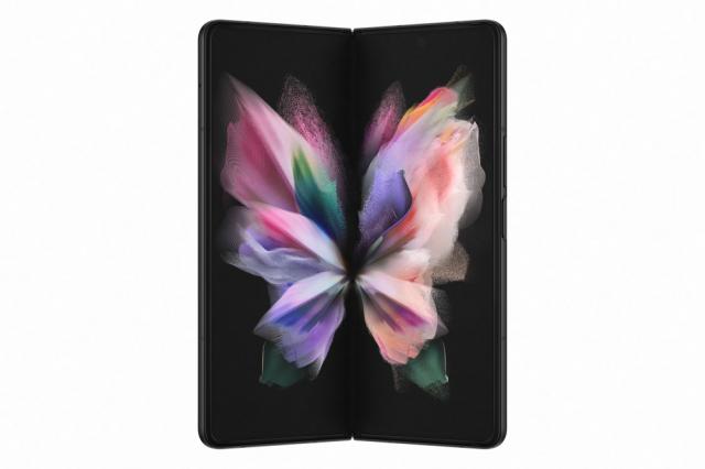 Мобилен телефон Samsung SM-F926 GALAXY Fold 3 5G 512 GB, Octa-Core (1x2.84 GHz, 3x2.42 GHz, 4x1.8 GHz), 12 GB RAM, 6.7" 1080x2640 120 Hz Dynamic AMOLED, HDR10+, 12.0 MP + 12.0 MP + 12.0 MP + 4.0 MP Selfie, 4400 mAh, Dual SIM, Phantom Black