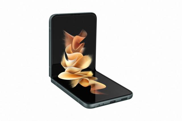 Мобилен телефон Samsung SM-F711 GALAXY Flip 3 5G 128 GB, Octa-Core (1x2.84 GHz, 3x2.42 GHz, 4x1.8 GHz), 8 GB RAM, 6.7" 1080x2640 120 Hz Dynamic AMOLED, HDR10+, 12.0 MP + 12.0 MP + 10.0 MP Selfie, 3300 mAh, Dual SIM, Green