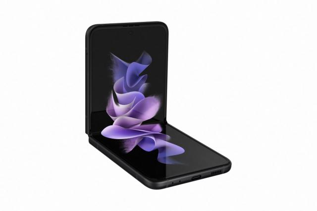 Мобилен телефон Samsung SM-F711 GALAXY Flip 3 5G 256 GB, Octa-Core (1x2.84 GHz, 3x2.42 GHz, 4x1.8 GHz), 8 GB RAM, 6.7" 1080x2640 120 Hz Dynamic AMOLED, HDR10+, 12.0 MP + 12.0 MP + 10.0 MP Selfie, 3300 mAh, Dual SIM, Black