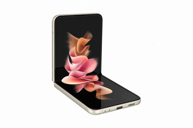Мобилен телефон Samsung SM-F711 GALAXY Flip 3 5G 256 GB, Octa-Core (1x2.84 GHz, 3x2.42 GHz, 4x1.8 GHz), 8 GB RAM, 6.7" 1080x2640 120 Hz Dynamic AMOLED, HDR10+, 12.0 MP + 12.0 MP + 10.0 MP Selfie, 3300 mAh, Dual SIM, Cream