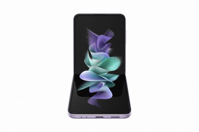 Мобилен телефон Samsung SM-F711 GALAXY Flip 3 5G 128 GB, Octa-Core (1x2.84 GHz, 3x2.42 GHz, 4x1.8 GHz), 8 GB RAM, 6.7" 1080x2640 120 Hz Dynamic AMOLED, HDR10+, 12.0 MP + 12.0 MP + 10.0 MP Selfie, 3300 mAh, Dual SIM, Lavender