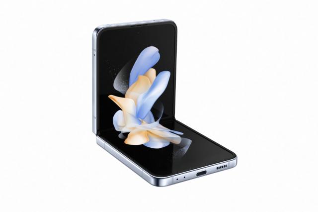 Мобилен телефон Samsung SM-F721 GALAXY Flip 4 5G 512 GB, Octa-Core (1x3.19 GHz, 3x2.75 GHz, 4x1.8 GHz), 8 GB RAM, 6.7" 1080x2640 120 Hz Dynamic AMOLED, HDR10+, 12.0 MP + 12.0 MP + 10.0 MP Selfie, 3700 mAh, Dual SIM, Blue