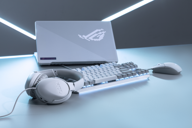 Геймърски слушалки ASUS ROG Strix Go Core Moonlight White