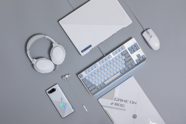 Геймърски слушалки ASUS ROG Strix Go Core Moonlight White