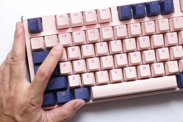 Геймърскa механична клавиатура Ducky One 3 Fuji TKL, Cherry MX Blue суичове
