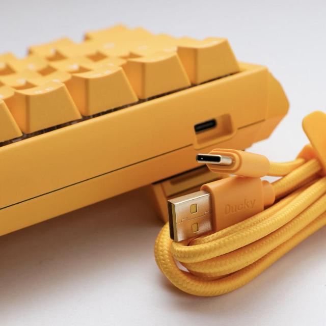 Геймърскa механична клавиатура Ducky One 3 Yellow Mini 60, Cherry MX Blue суичове