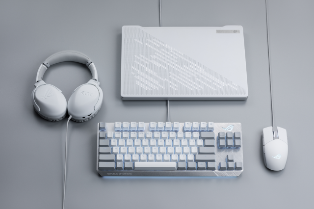 Геймърска мишка ASUS ROG Strix Impact II Moonlight White